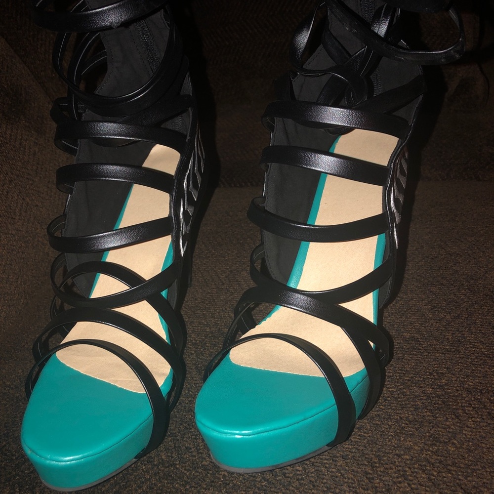 Strappy heals - Picture 2 of 3